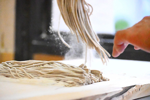 石臼で挽かれる蕎麦の実